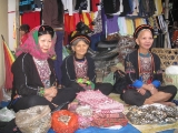 dao-women-in-the-phuc-an-market